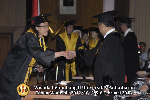 wisuda-unpad-gel-ii-ta-2012_2013-fakultas-ekonomi-dan-bisnis-oleh-rektor-069