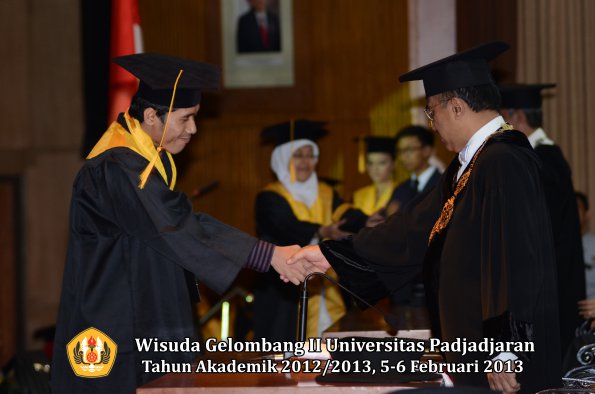 wisuda-unpad-gel-ii-ta-2012_2013-fakultas-ekonomi-dan-bisnis-oleh-rektor-070