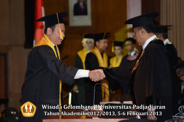 wisuda-unpad-gel-ii-ta-2012_2013-fakultas-ekonomi-dan-bisnis-oleh-rektor-073