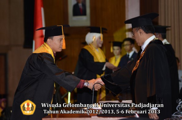 wisuda-unpad-gel-ii-ta-2012_2013-fakultas-ekonomi-dan-bisnis-oleh-rektor-074