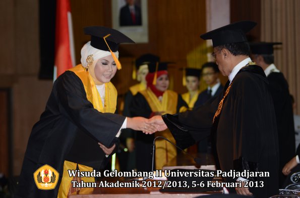 wisuda-unpad-gel-ii-ta-2012_2013-fakultas-ekonomi-dan-bisnis-oleh-rektor-075