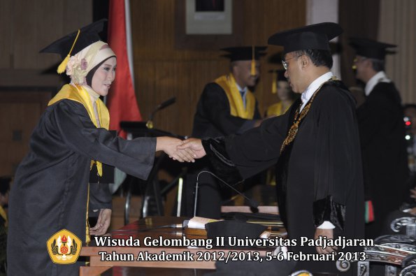 wisuda-unpad-gel-ii-ta-2012_2013-fakultas-ekonomi-dan-bisnis-oleh-rektor-077