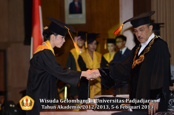 wisuda-unpad-gel-ii-ta-2012_2013-fakultas-ekonomi-dan-bisnis-oleh-rektor-079