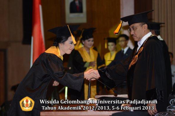 wisuda-unpad-gel-ii-ta-2012_2013-fakultas-ekonomi-dan-bisnis-oleh-rektor-082