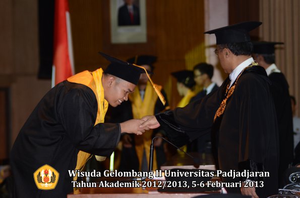 wisuda-unpad-gel-ii-ta-2012_2013-fakultas-ekonomi-dan-bisnis-oleh-rektor-084