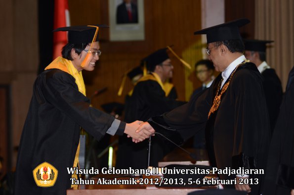 wisuda-unpad-gel-ii-ta-2012_2013-fakultas-ekonomi-dan-bisnis-oleh-rektor-085