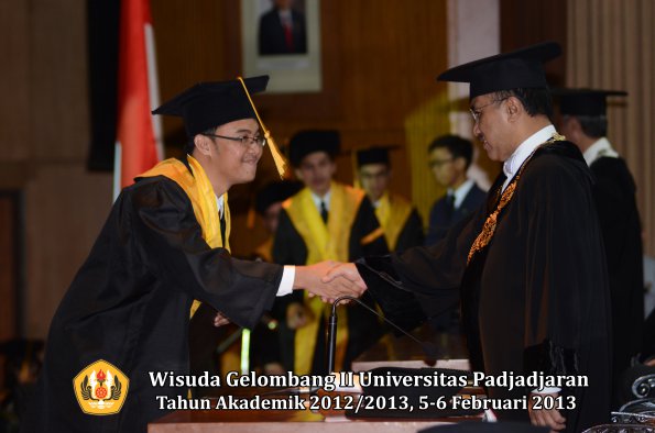 wisuda-unpad-gel-ii-ta-2012_2013-fakultas-ekonomi-dan-bisnis-oleh-rektor-086