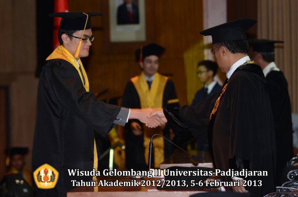 wisuda-unpad-gel-ii-ta-2012_2013-fakultas-ekonomi-dan-bisnis-oleh-rektor-088