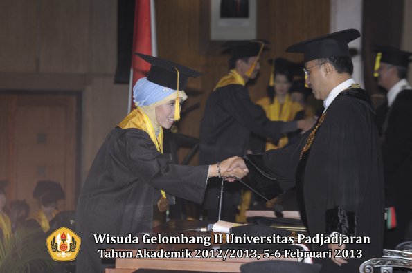 wisuda-unpad-gel-ii-ta-2012_2013-fakultas-ekonomi-dan-bisnis-oleh-rektor-090