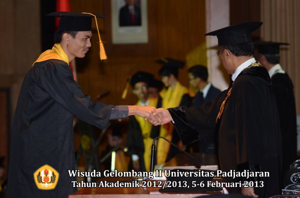 wisuda-unpad-gel-ii-ta-2012_2013-fakultas-ekonomi-dan-bisnis-oleh-rektor-091