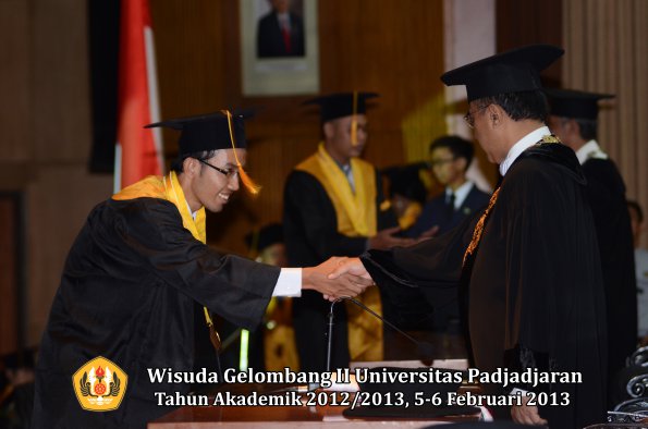 wisuda-unpad-gel-ii-ta-2012_2013-fakultas-ekonomi-dan-bisnis-oleh-rektor-092