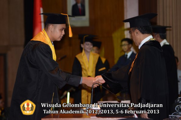 wisuda-unpad-gel-ii-ta-2012_2013-fakultas-ekonomi-dan-bisnis-oleh-rektor-093