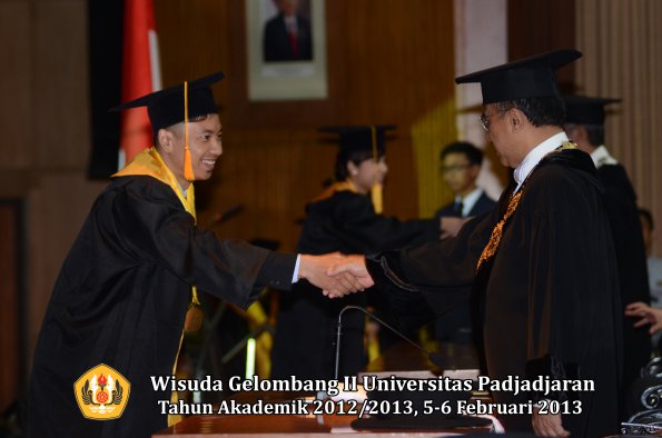 wisuda-unpad-gel-ii-ta-2012_2013-fakultas-ekonomi-dan-bisnis-oleh-rektor-095