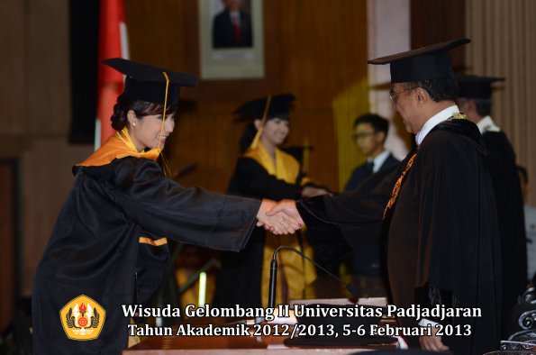 wisuda-unpad-gel-ii-ta-2012_2013-fakultas-ekonomi-dan-bisnis-oleh-rektor-096