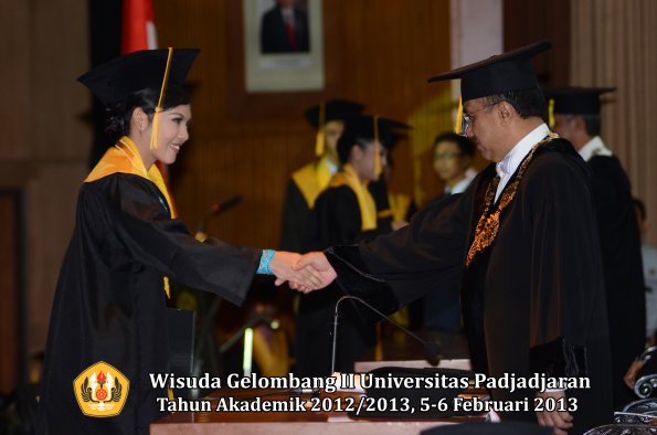 wisuda-unpad-gel-ii-ta-2012_2013-fakultas-ekonomi-dan-bisnis-oleh-rektor-103