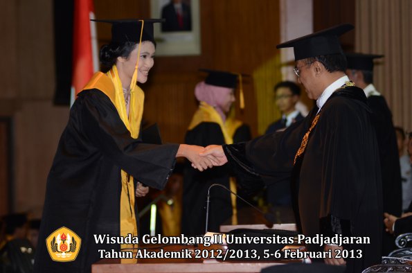 wisuda-unpad-gel-ii-ta-2012_2013-fakultas-ekonomi-dan-bisnis-oleh-rektor-106