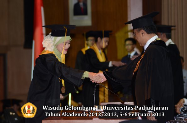 wisuda-unpad-gel-ii-ta-2012_2013-fakultas-ekonomi-dan-bisnis-oleh-rektor-109