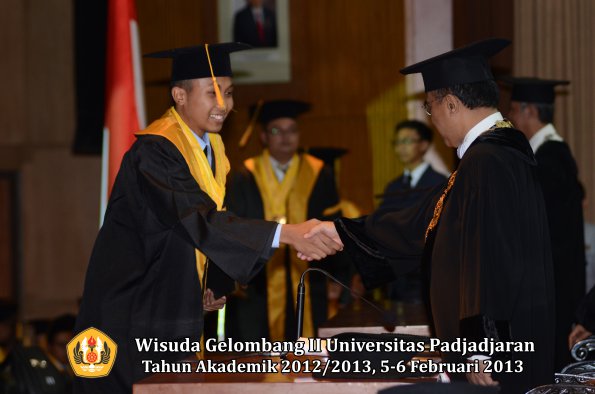 wisuda-unpad-gel-ii-ta-2012_2013-fakultas-ekonomi-dan-bisnis-oleh-rektor-114