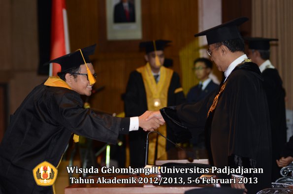 wisuda-unpad-gel-ii-ta-2012_2013-fakultas-ekonomi-dan-bisnis-oleh-rektor-120