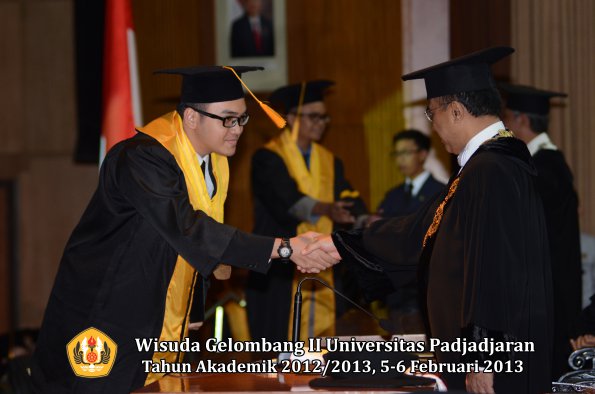 wisuda-unpad-gel-ii-ta-2012_2013-fakultas-ekonomi-dan-bisnis-oleh-rektor-122