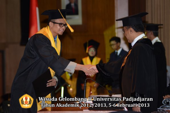 wisuda-unpad-gel-ii-ta-2012_2013-fakultas-ekonomi-dan-bisnis-oleh-rektor-123