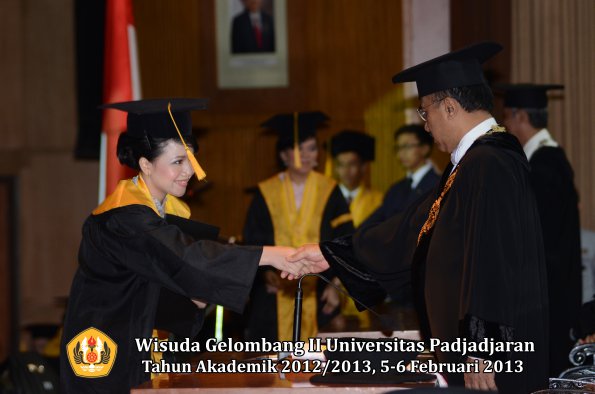 wisuda-unpad-gel-ii-ta-2012_2013-fakultas-ekonomi-dan-bisnis-oleh-rektor-128