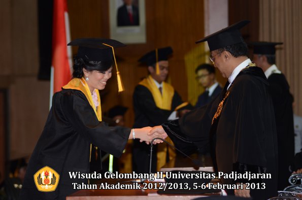 wisuda-unpad-gel-ii-ta-2012_2013-fakultas-ekonomi-dan-bisnis-oleh-rektor-129