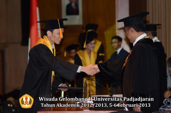 wisuda-unpad-gel-ii-ta-2012_2013-fakultas-ekonomi-dan-bisnis-oleh-rektor-131