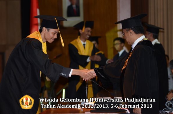 wisuda-unpad-gel-ii-ta-2012_2013-fakultas-ekonomi-dan-bisnis-oleh-rektor-133