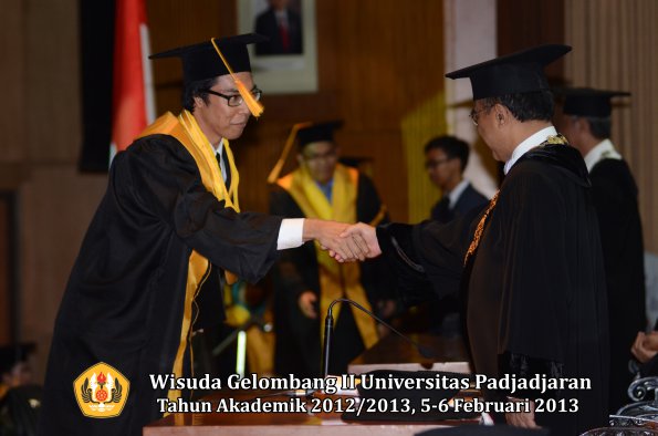 wisuda-unpad-gel-ii-ta-2012_2013-fakultas-ekonomi-dan-bisnis-oleh-rektor-139