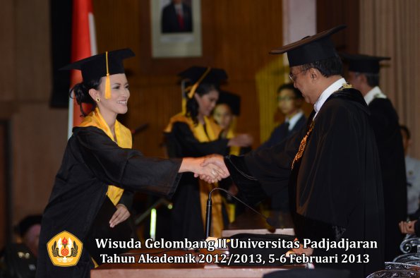 wisuda-unpad-gel-ii-ta-2012_2013-fakultas-ekonomi-dan-bisnis-oleh-rektor-143