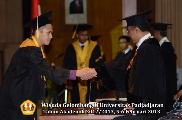 wisuda-unpad-gel-ii-ta-2012_2013-fakultas-ekonomi-dan-bisnis-oleh-rektor-146