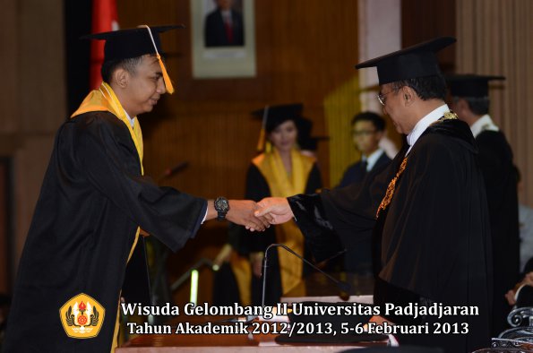 wisuda-unpad-gel-ii-ta-2012_2013-fakultas-ekonomi-dan-bisnis-oleh-rektor-147