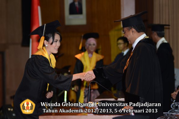 wisuda-unpad-gel-ii-ta-2012_2013-fakultas-ekonomi-dan-bisnis-oleh-rektor-149