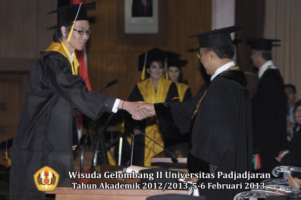 wisuda-unpad-gel-ii-ta-2012_2013-fakultas-ekonomi-dan-bisnis-oleh-rektor-152