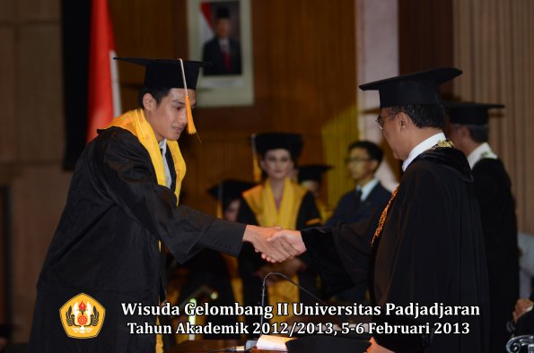 wisuda-unpad-gel-ii-ta-2012_2013-fakultas-ekonomi-dan-bisnis-oleh-rektor-155