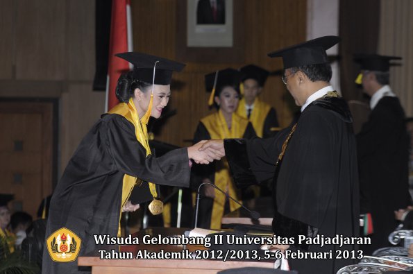 wisuda-unpad-gel-ii-ta-2012_2013-fakultas-ekonomi-dan-bisnis-oleh-rektor-156