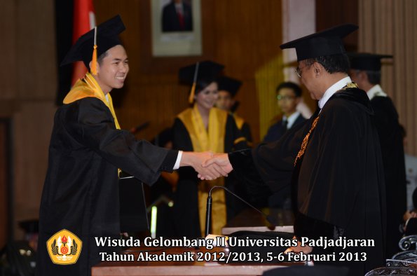 wisuda-unpad-gel-ii-ta-2012_2013-fakultas-ekonomi-dan-bisnis-oleh-rektor-158