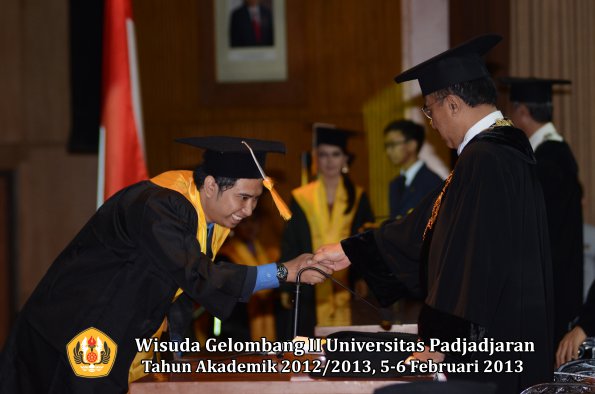 wisuda-unpad-gel-ii-ta-2012_2013-fakultas-ekonomi-dan-bisnis-oleh-rektor-162