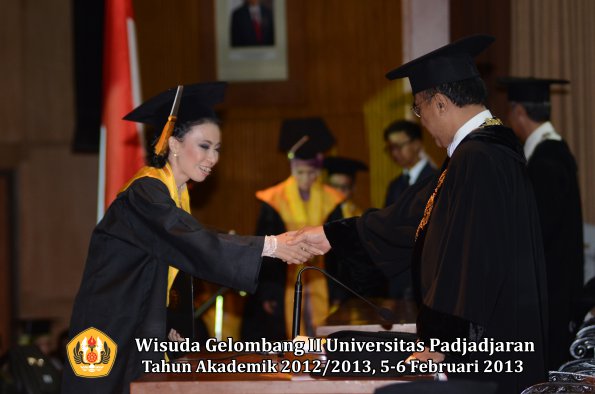 wisuda-unpad-gel-ii-ta-2012_2013-fakultas-ekonomi-dan-bisnis-oleh-rektor-164