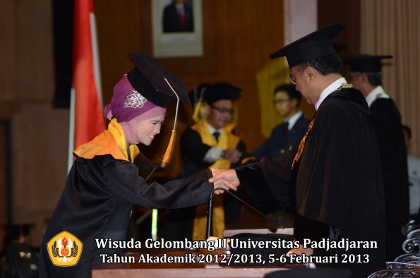 wisuda-unpad-gel-ii-ta-2012_2013-fakultas-ekonomi-dan-bisnis-oleh-rektor-165