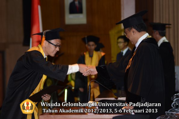 wisuda-unpad-gel-ii-ta-2012_2013-fakultas-ekonomi-dan-bisnis-oleh-rektor-166