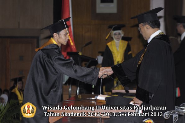 wisuda-unpad-gel-ii-ta-2012_2013-fakultas-ekonomi-dan-bisnis-oleh-rektor-167