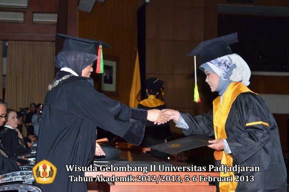 wisuda-unpad-gel-ii-ta-2012_2013-fakultas-mipa-oleh-dekan-059