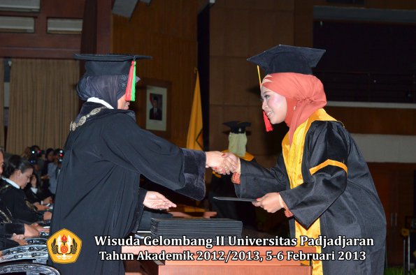 wisuda-unpad-gel-ii-ta-2012_2013-fakultas-mipa-oleh-dekan-085