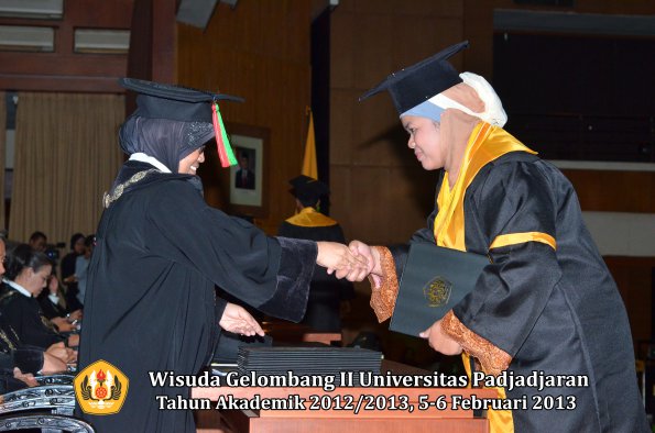 wisuda-unpad-gel-ii-ta-2012_2013-fakultas-mipa-oleh-dekan-087