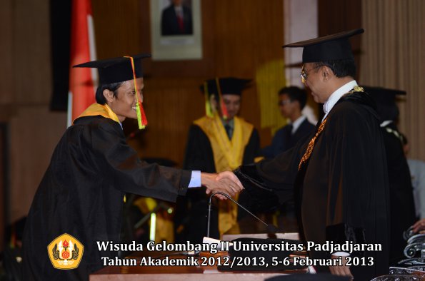 wisuda-unpad-gel-ii-ta-2012_2013-fakultas-mipa-oleh-rektor-012