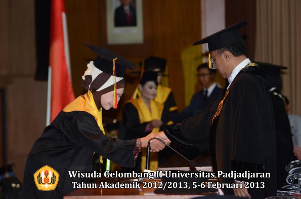 wisuda-unpad-gel-ii-ta-2012_2013-fakultas-mipa-oleh-rektor-017
