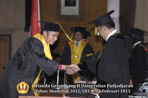 wisuda-unpad-gel-ii-ta-2012_2013-fakultas-mipa-oleh-rektor-064