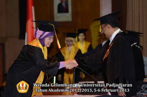 wisuda-unpad-gel-ii-ta-2012_2013-fakultas-mipa-oleh-rektor-087